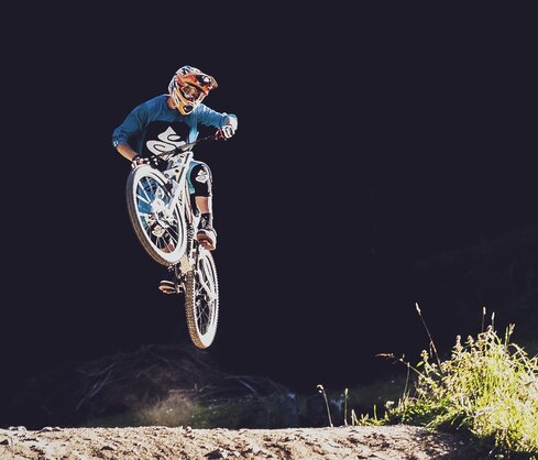 Sprung eines Mountainbikers auf der Gotschna Freeride Strecke auf Parsenn. | © Davos Klosters Mountains
