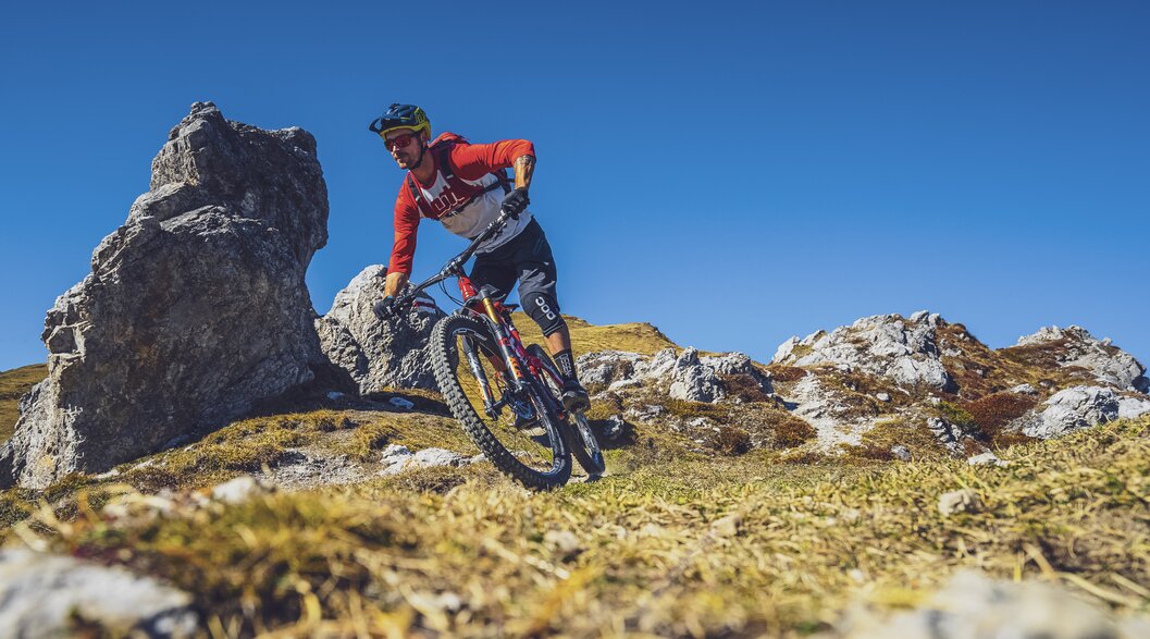 Biker Signal Trail Klosters | © Davos Klosters Mountains Ein Biker fährt im Herbst den Signal Trail in Richtung Klosters. | © Davos Klosters Mountains