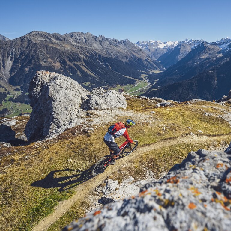Ein Biker geniesst das Bergpanorama auf dem Signal Trail auf Gotschna.  | © Davos Klosters Mountains