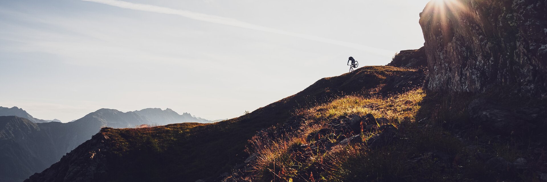 Sonnenuntergang Biker Horizont | © Davos Klosters Mountains Ein Biker fährt über den Grat und geniesst die letzten Sonnenstrahlen auf dem Berg. | © Davos Klosters Mountains