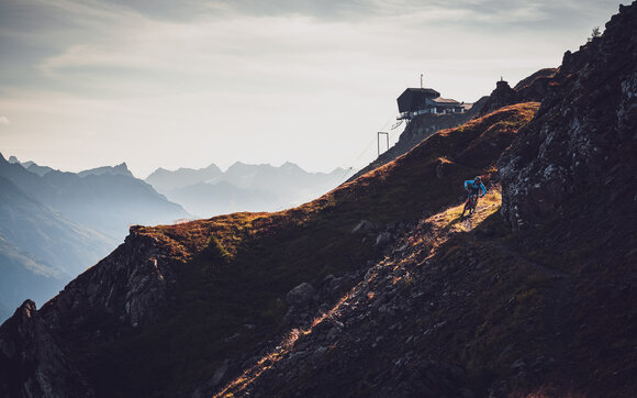 Ein Biker bei wunderschöner Abendstimmung bei der Bergstation Gotschnagrat. | © Davos Klosters Mountains