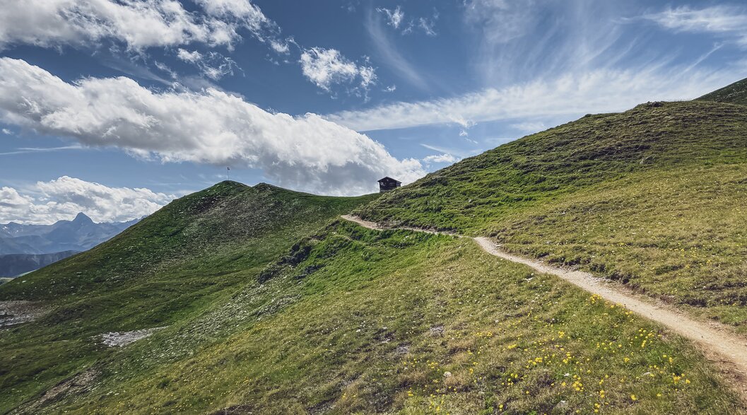 Blick zur Chörbschhornhütte | © Davos Klosters Mountains Auf dem Wanderweg oder Biketrail kann die schöne Chörbschhornhütte erreicht werden. | © Davos Klosters Mountains