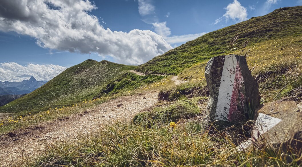 Wegmarkierung beim Chörbschhorn | © Davos Klosters Mountains Blick auf den Wanderweg zum Chörbschhorn, auf einem Stein ist die weiss-rot-weisse Wegmarkierung zu sehen. | © Davos Klosters Mountains
