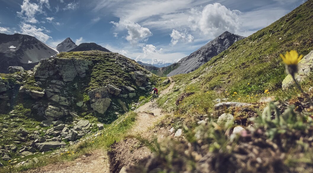 Biker auf der Abfahrt vom Chörbschhorn | © Davos Klosters Mountains Ein Biker geniesst die Abfahrt auf dem Biketrail beim Chörbschhorn an einem wunderschönen Sommertag. | © Davos Klosters Mountains