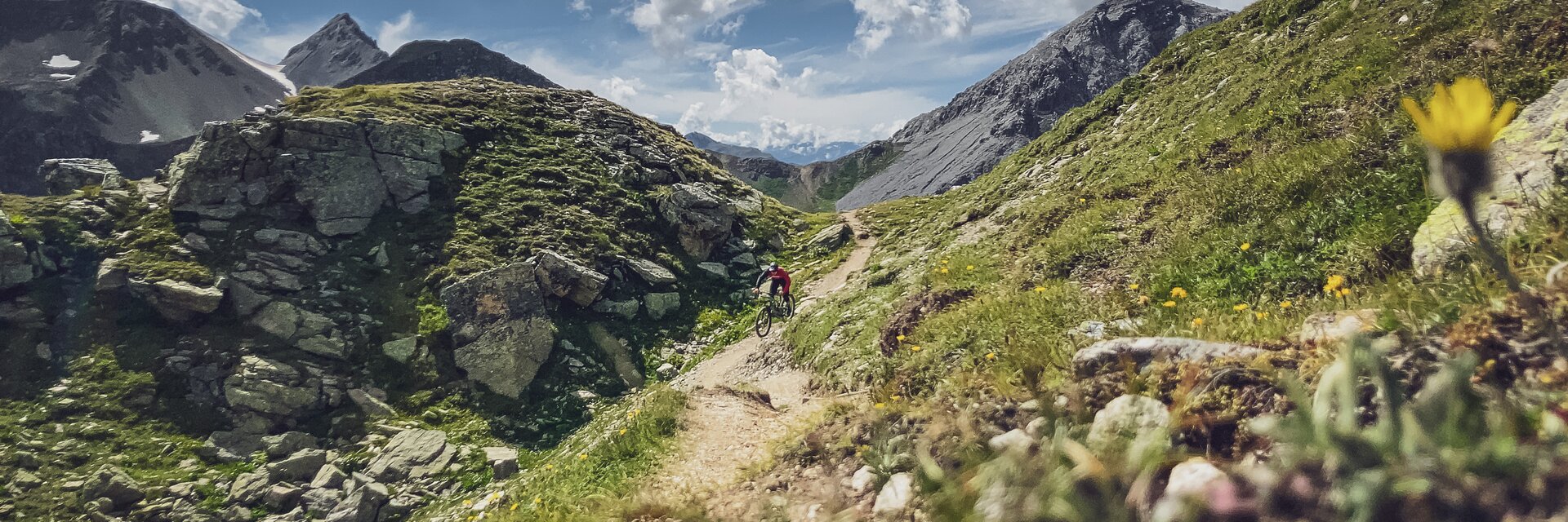 Biker auf der Abfahrt vom Chörbschhorn | © Davos Klosters Mountains Ein Biker geniesst die Abfahrt auf dem Biketrail beim Chörbschhorn an einem wunderschönen Sommertag. | © Davos Klosters Mountains