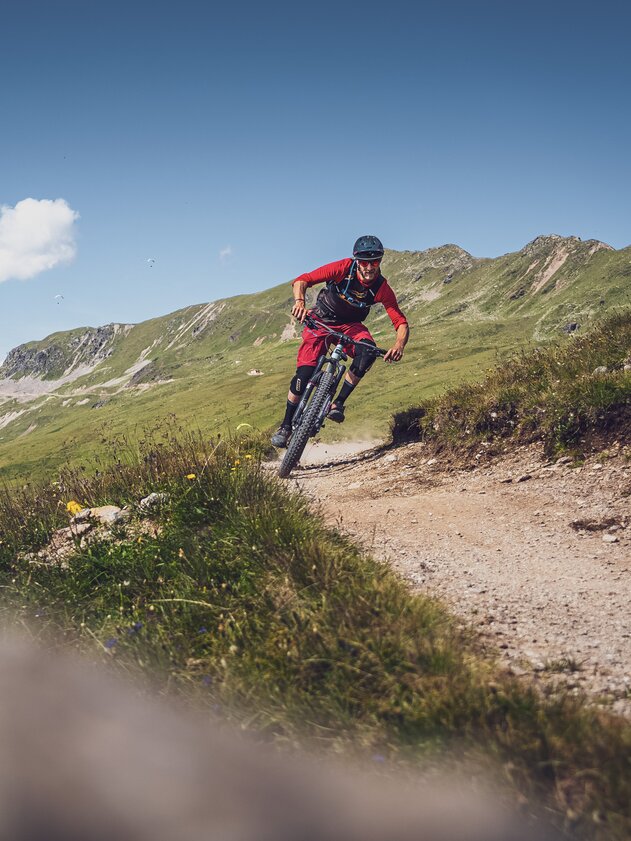 Mountainbiker unterwegs in den Alpen | © Davos Klosters Mountains Mountainbiker unterwegs in den Alpen | © Davos Klosters Mountains