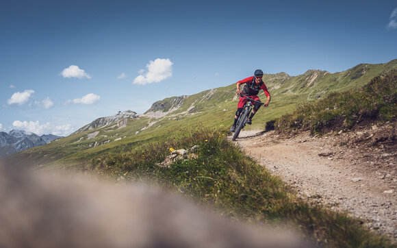 Mountainbiker unterwegs in den Alpen  | © Davos Klosters Mountains 
