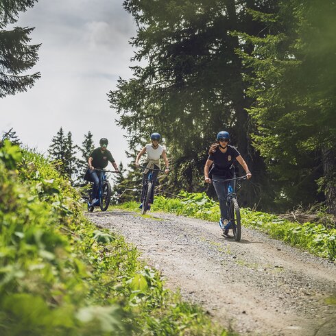 Drei Trottinettfahrer haben Spass auf der Abfahrt am Rinerhorn. | © Davos Klosters Mountains