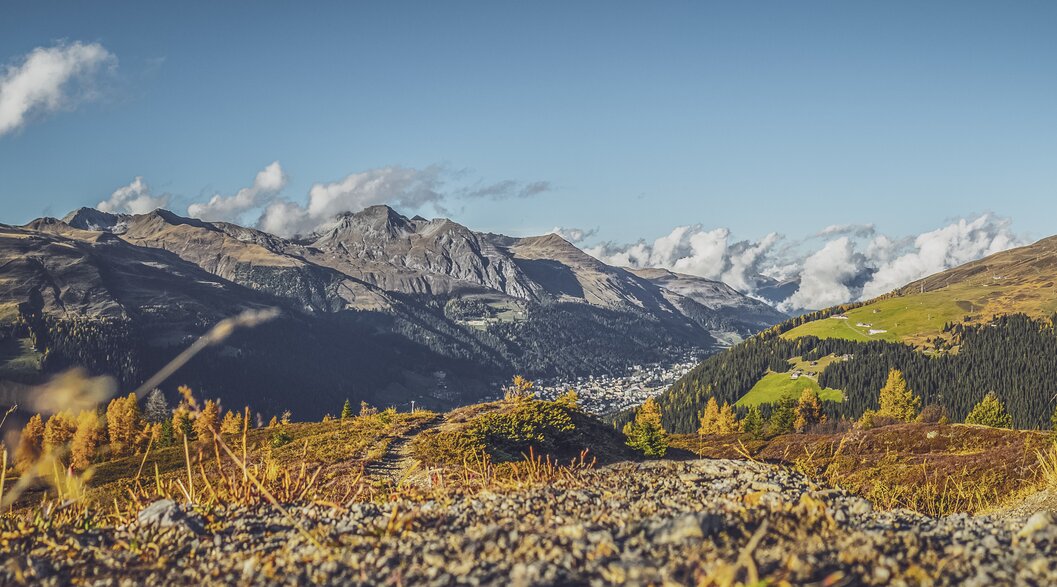 Blick vom Hubel auf dem Rinerhorn bis zur Ortschaft Davos mit herbstlicher Landschaft.  | © Davos Klosters Mountains