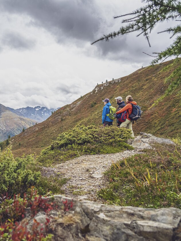 Eine Familie geniesst auf der Herbstwanderung auf dem Rinerhorn die Aussicht ins Sertig Tal.  | © Davos Klosters Mountains