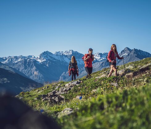3 Personen am Wandern Bergwärts | © Davos Klosters Mountains 