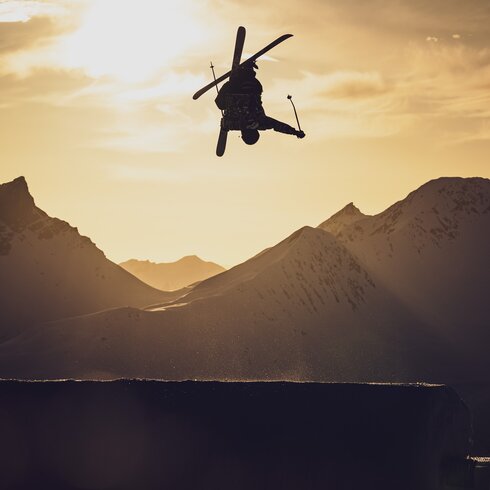 Freestyler beim Training bei Sonnenuntergang  | © Davos Klosters Mountains 