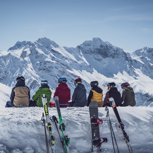Gruppe Skifahrer am Jakobshorn  | © Davos Klosters Mountains 