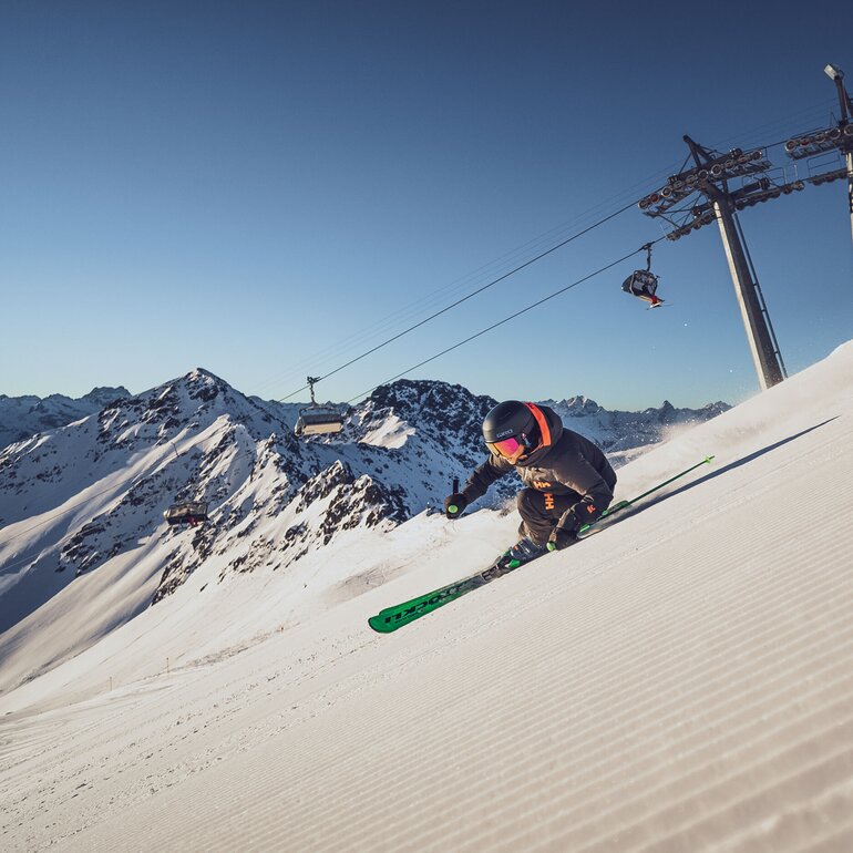 Skier on steep ski slope  | © Davos Klosters Mountains 