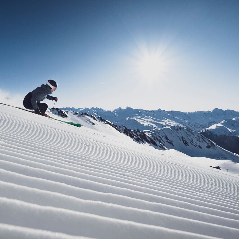 Skifahrer auf frisch präparierter Piste | © Davos Klosters Mountains 