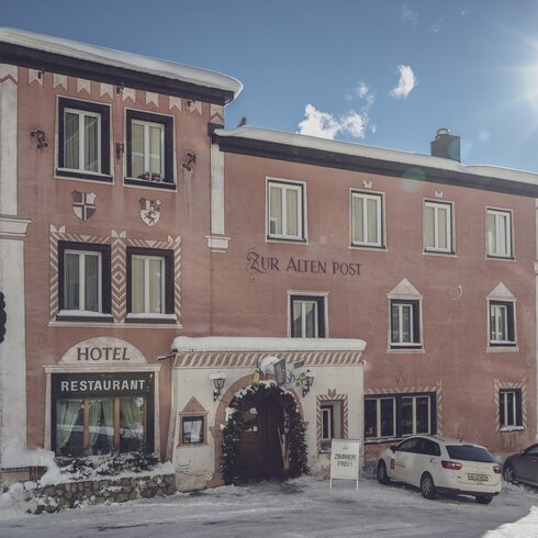 Hotel Alte Post in winterlicher Aussenansicht mit Sonne | © Davos Klosters Mountains