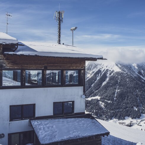 Exterior view Berghostel with mountain panorama. | © Davos Klosters Mountains
