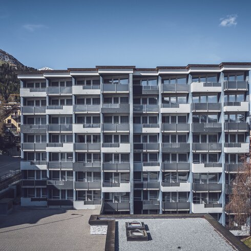 Mehrstöckiges Gebäude mit blauer Fassade und Balkonen | © Davos Klosters Mountains 