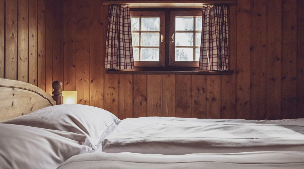Double bed with small window | © Davos Klosters Mountains