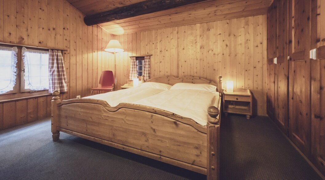 Hotel room with double bed with window | © Davos Klosters Mountains