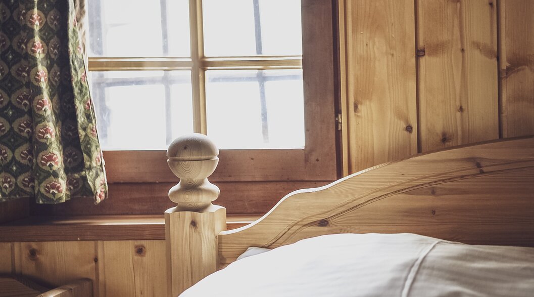 Hotel bed with small window | © Davos Klosters Mountains