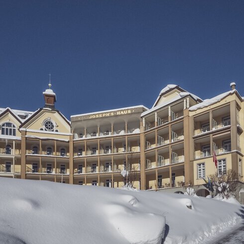 Large multilevel building with windows and balconies | © Davos Klosters Mountains 