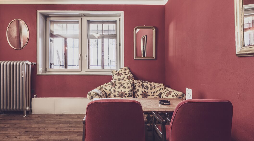 Room with red interior, table and chairs | © Davos Klosters Mountains 