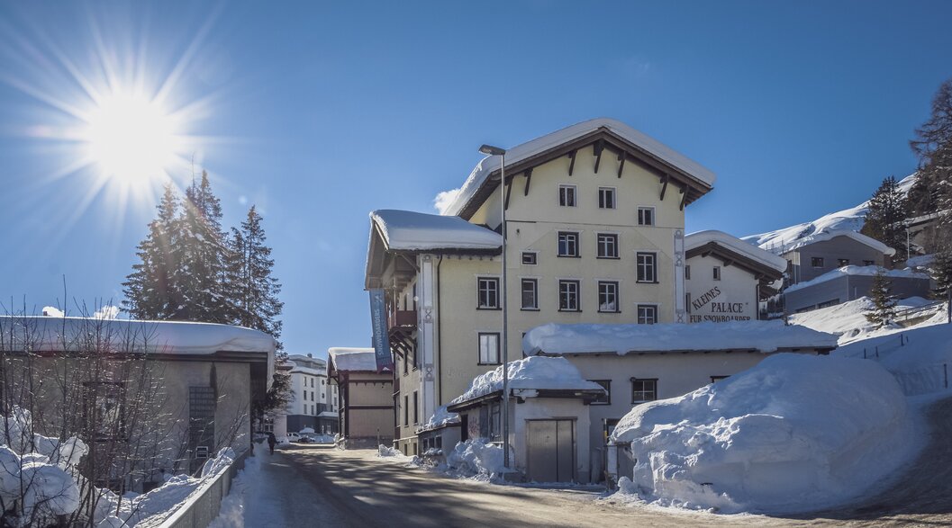 Multilevel building with windows and balconies | © Davos Klosters Mountains 