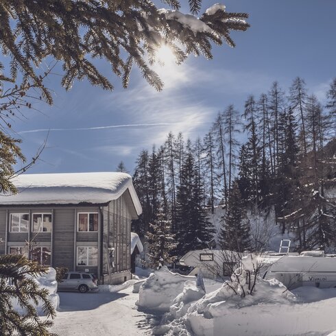 Winter exterior view of the hostel | © Davos Klosters Mountains