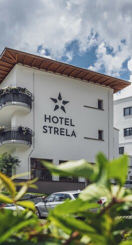 Summer exterior view of Hotel Strela | © Davos Klosters Mountains