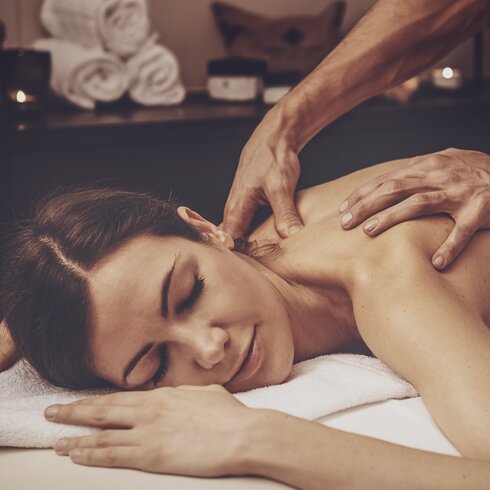 Frau auf Massageliege während einer Behandlung  | © Davos Klosters Mountains 